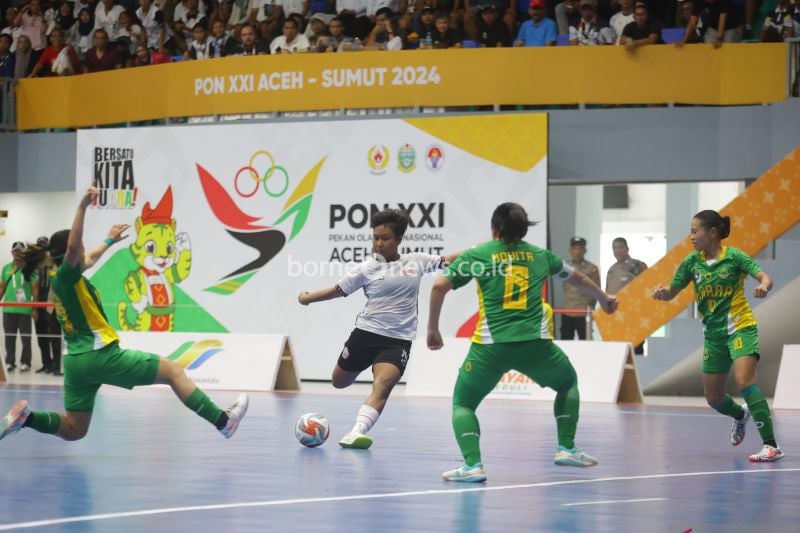 Laga antara tim futsal putri Jawa Barat melawan DKI Jakarta pada partai final PON 2024. Jabar berhak membawa pulang medali emas setelah menang 5-2 atas DKI Jakarta (ANTARA/Juraidi)