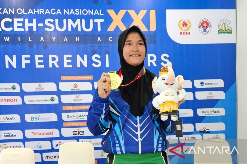 Lifter Banten Alyamaulida Kartika Pertiwi berpose setelah jumpa pers pertandingan angkat besi kelas 81 kilogram putri Pekan Olahraga Nasional (PON) Aceh-Sumatera Utara 2024 di GOR Seramoe, Banda Aceh, Minggu (8/9/2024). (ANTARA/RAUF ADIPATI)
