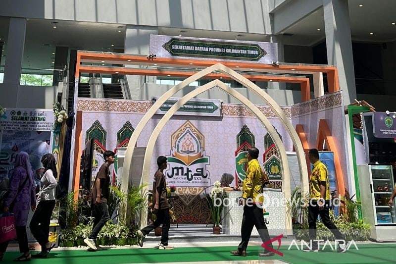 Tampak area lobby menuju Expo MTQN XXX di gedung Convention Hall Sempaja, Samarinda, Minggu (8/9/2024). (ANTARA FOTO/M Risyal Hidayat)