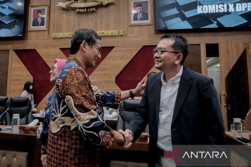 Tourism and Creative Economy Minister Sandiaga Uno (left) greets Speaker of Commission X of the DPR Syaiful Huda in Jakarta on Friday (September 6, 2024). ANTARA/HO-Kemenparekraf