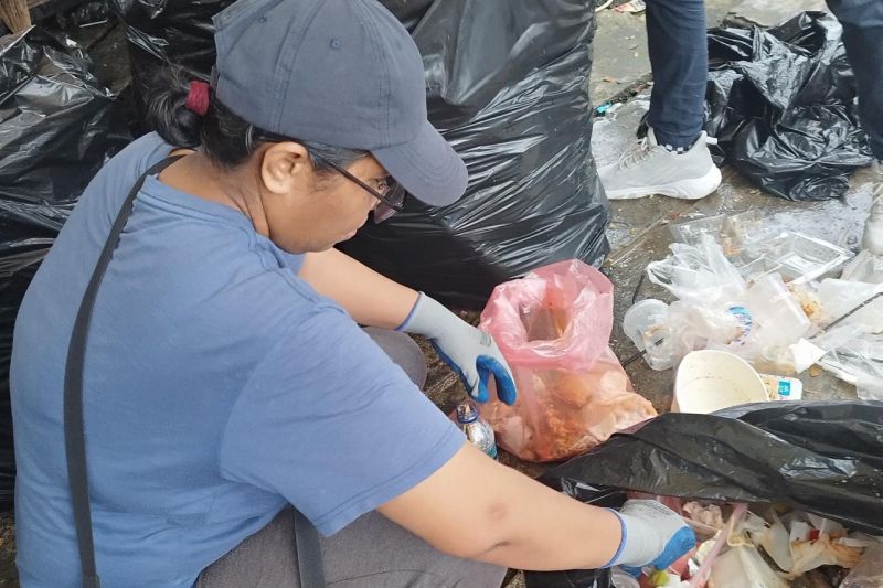 Komunitas Bupala saat sedang memilah sampah dari kegiatan Maluku Manggurebe, Ambon. (ANTARA/Winda Herman)