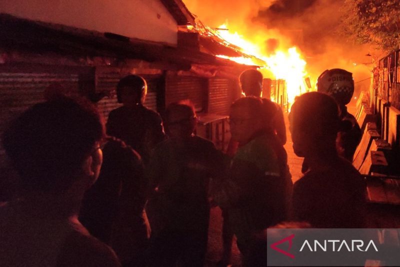 Petugas Pemadam Kebakaran Cianjur, Jawa Barat, berusaha memadamkan api yang membakar sejumlah kios di Pasar Bojongmeron, Kelurahan Solokpandan, Cianjur, Sabtu (7/9/2024).(ANTARA/Ahmad Fikri).