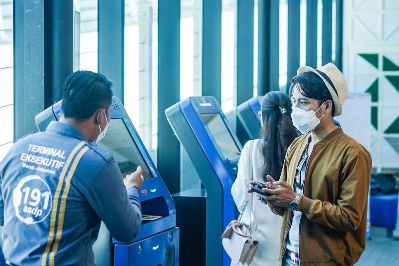 Seorang petugas PT ASDP membantu calon penumpang melakukan pembelian tiket penyeberangan secara digital di Pelabuhan Merak, Banten. ANTARA/HO-ASDP