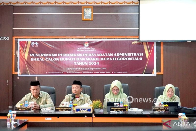 Anggota Komisi Pemilihan Umum (KPU) Kabupaten Gorontalo menerima dokumen perbaikan Bapaslon Roni Sampir dan Adnan Entengo di Kabupaten Gorontalo, Gorontalo. ANTARA/KPU Kabupaten Gorontalo