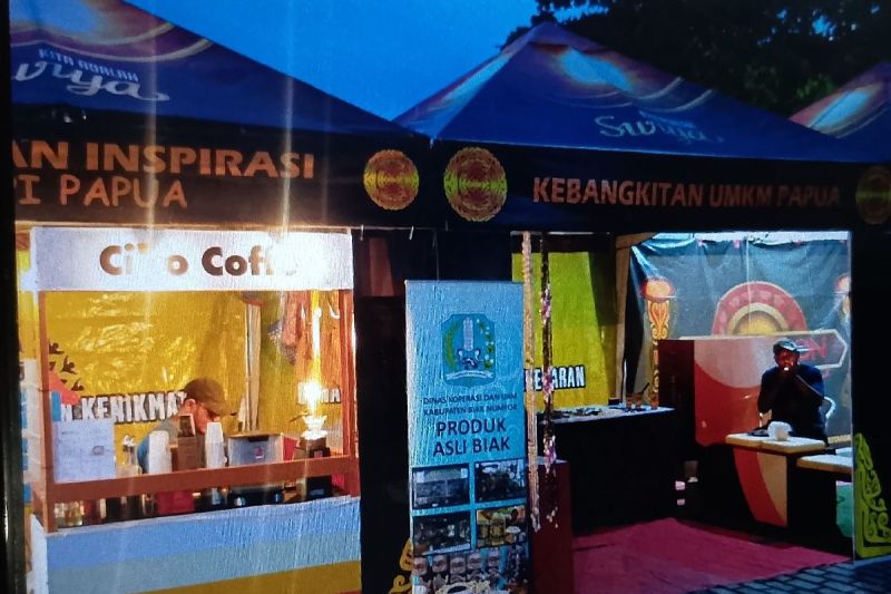 Lapak tempat pemasaran produk usaha pelaku usaha mikro, kecil, dan menengah di area pasar digital Biak, Papua. ANTARA/Muhsidin
