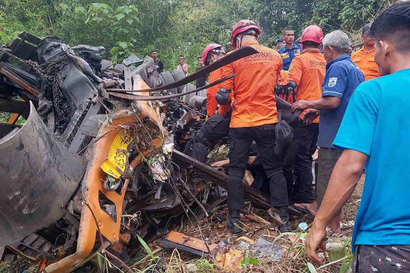 Tim SAR mengevakuasi sopir truk yang terjepit setelah kendaraan yang dikemudikannya masuk jurang di Seulawah, Kabupaten Aceh Besar, Minggu (8/9/2024). ANTARA/HO-Humas Basarnas Banda Aceh