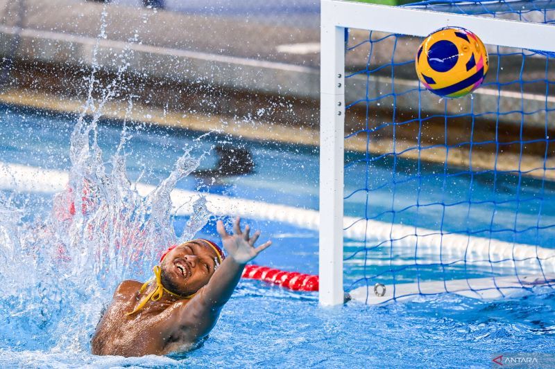 Foto arsip - Penjaga gawang tim polo air D.I Yogyakarta Nurhandito berusaha menghalau bola saat bertanding melawan tim polo air DKI Jakarta saat PON XXI Aceh-Sumut di kolam renang Selayang Dispora, Medan, Sumatera Utara, Jumat (6/9/2024). Tim polo air DKI Jakarta menang atas D.I Yogyakarta dengan skor 23-4. ANTARA FOTO/Fauzan/agr (ANTARA FOTO/FAUZAN)
