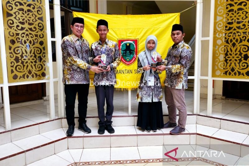 Dua siswa dan siswi madrasah Provinsi Kalimantan Selatan yang berhasil meraih medali emas pada Kompetisi Sains Madrasah Nasional 2024 di Ternate, Maluku Utara, Minggu (8/9/2024). ANTARA/HO-Kemenag Kalsel