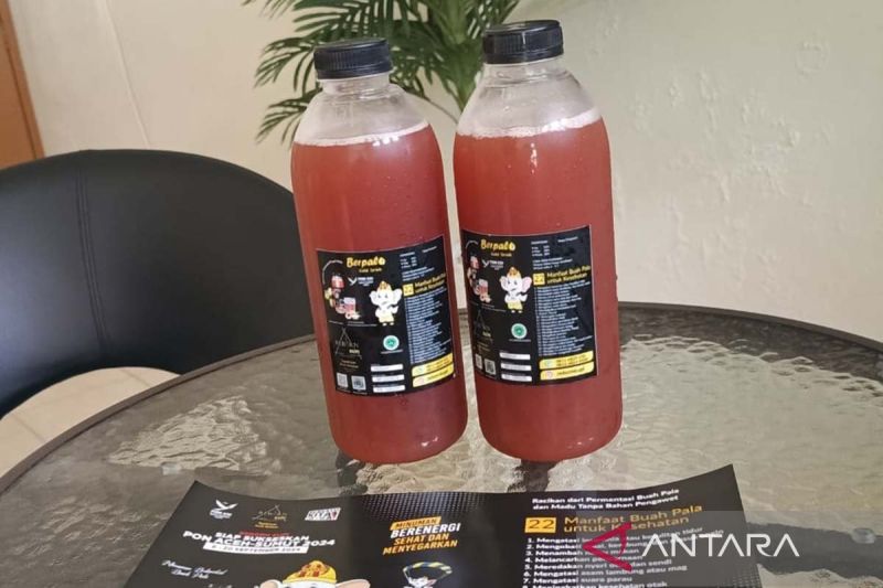 Minuman 'Ber pala' dari fermentasi buah pala dicampur madu tanpa bahan pengawet. ANTARA/Risky Hardian Saputra