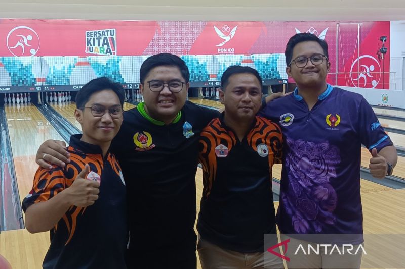 Dari Kiri ke kanan, peboling dari tim DKI Jakarta Paolo Manurung Hernandez, Billy Muhammad Islam (Jawa Timur), Yeri Ramadona (DKI Jakarta), dan Adhiguna Widiantoro (Jawa Barat), berfoto bersama usai memastikan diri lolos ke semifinal nomor tunggal putra dalam PON XXI Aceh-Sumut 2024 di GOR Bowling Hj Rayati Syafrin, Kabupaten Deli Serdang, Sumatera Utara, Minggu (8/9/2024). ANTARA/Donny Aditra
