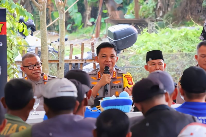 Ilustrasi: Kapolresta Bandarlampung Kombes Pol Abdul Waras saat berbincang dengan warga. (ANTARA/HO-Polresta Bandarlampung)
