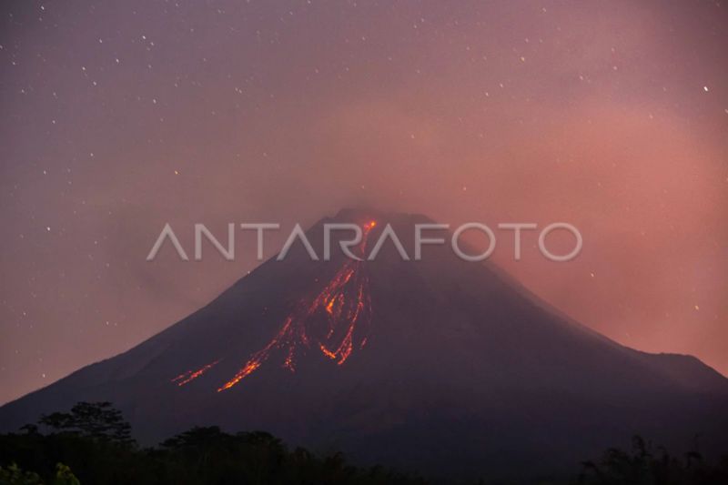 Guguran lava pijar Gunung Merapi terlihat dari Turi, Sleman, D.I Yogyakarta, Rabu (14/8/2024). Menurut data BPPTKG periode pengamatan 14 Agustus 2024 pukul 00.00 - 24.00 WIB Gunung Merapi yang berstatus siaga (level III) itu mengalami 27 kali guguran lava pijar dengan jarak luncur maksimal 1.600 meter ke arah barat daya. ANTARA FOTO/Andreas Fitri Atmoko/agr/foc.