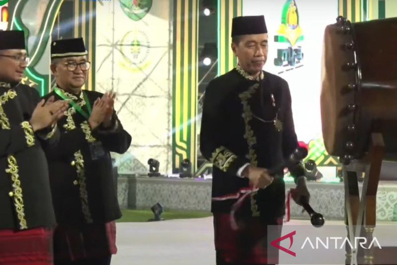 Presiden Jokowi didampingi Menang RI Yaqut dan PJ Gubernur Kaltim Akmal Malik, saat menabuh beduk menandakan dibukanya ajang MTQ Nasional XXX di Samarinda, Kaltim, Minggu (8/9/2024). (ANTARA/HO-Diskominfo Kaltim)