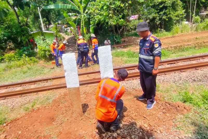 Petugas PT KAI Daop 2 Bandung menutup perlintasan sebidang. ANTARA/HO KAI Daop 2 Bandung