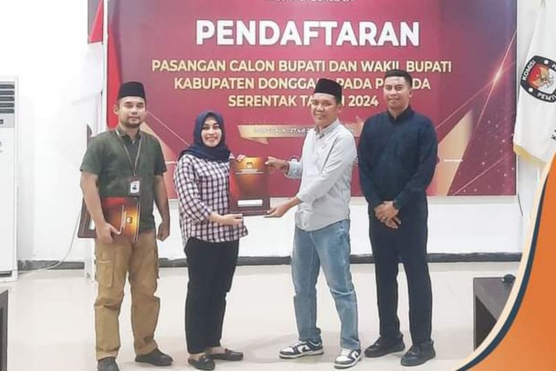 Anggota Bawaslu Kabupaten Donggala Minhar (dua kanan) saat menerima berita acara hasil penelitian administrasi dari KPU Donggala terhadap syarat dan berkas lima bapaslon bupati dan wakil bupati pada Pilkada Serentak 2024. ANTARA/HO Bawaslu Donggala