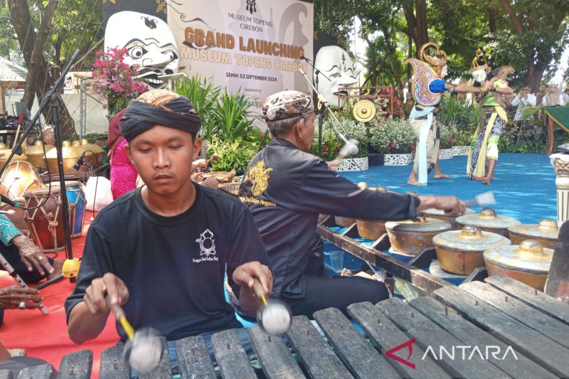Seniman saat mementaskan kesenian Wayang Wong di Balaikota Cirebon, Jawa Barat. (ANTARA/Fathnur Rohman)