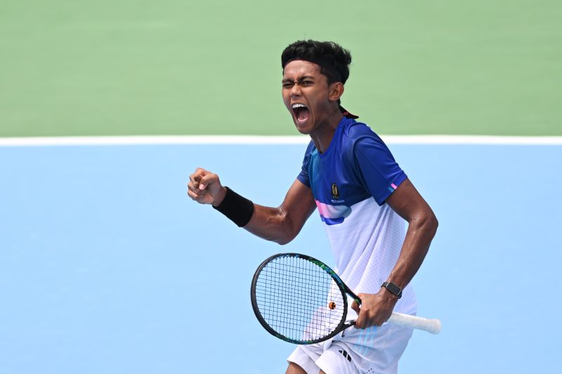 Petenis Aceh Muhammad Zaid Aulia mengkespresikan kegembiraannya usai mengalahkan petenis Sumatera Utara Muhammad Rizki Ananda dalam pertandingan penyisihan tenis putra PON XXI Aceh-Sumut 2024 di GOR Stadion Harapan Bangsa, Banda Aceh, Aceh, Minggu (8/9/2024). Muhammad Zaid Aulia menang dengan skor 7-5 dan 6-0. ANTARA FOTO/Arnas Padda/aww. (ANTARA/ARNAS PADDA)