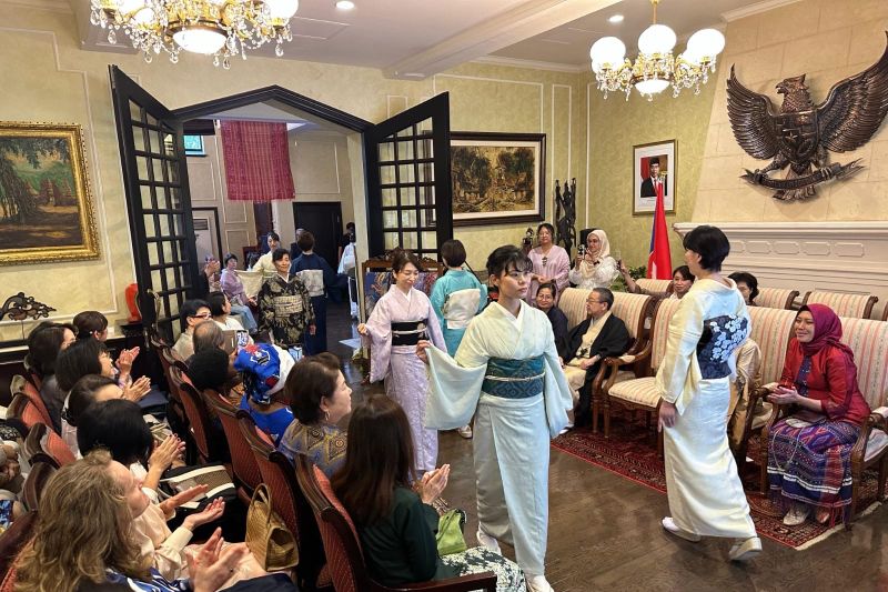Peragaan busana kimono di KBRI Tokyo, Jepang, Sabtu (7/9/2024). ANTARA/HO-KBRI Tokyo