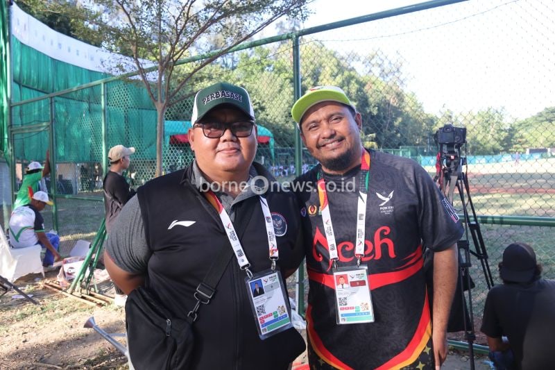 Technical Delegate (TD) bisbol PON XXI Aceh-Sumatera Yonatan Hibau (kiri) dan Koordinator Bidang Humas, Murdani (kanan). (ANTARA/HO-Dokumentasi Pribadi)