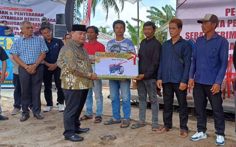 Pemkab Kotim Serahkan Bantuan Alsintan untuk Petani di Wilayah Selatan