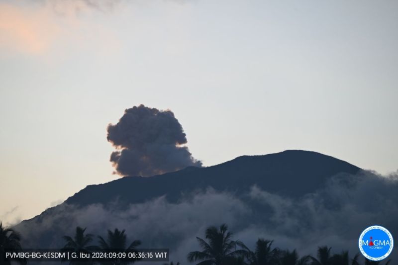 Gunung Ibu Erupsi Tiga Kali, Masyarakat Dihimbau Waspada