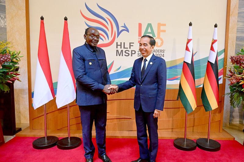 Presiden Joko Widodo melakukan pertemuan bilateral dengan Wakil Presiden Zimbabwe Kembo Dugish Campbell Muleya Mohadi di sela-sela High-Level Forum on Multi-Stakeholder Partnerships (HLF MSP) dan Indonesia-Africa Forum (IAF) Ke-2 di Nusa Dua, Badung, Bali, Senin (2/9/2024). ANTARA/HO-Biro Pers Sekretariat Presiden