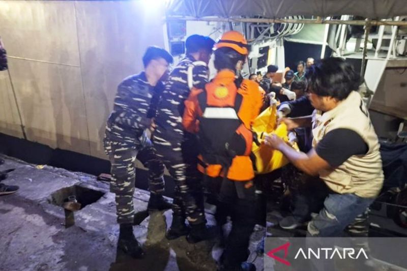 Anggota Basarnas, tim Inafis serta personel dari Lanal mengeluarkan jenazah dari kapal KRI Layang untuk dibawa menuju Rumah Sakit Bhayangkara. ((Antaranews/Muhammad Solih Januar))