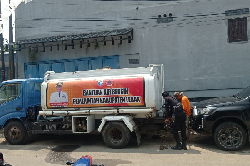 Badan Penanggulangan Bencana Daerah (BPBD) Kabupaten Lebak mempersiapkan kendaraan tangki untuk memasok air bersih ke desa-desa yang mengalami krisis air bersih akibat kekeringan.ANTARA/Mansyur