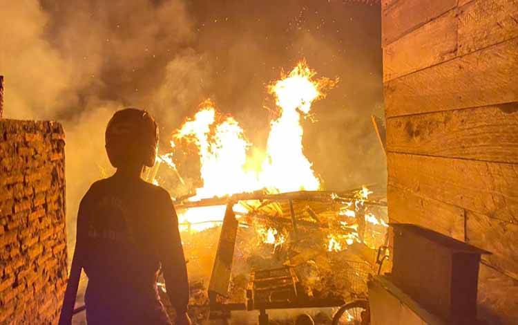 Regu pemadam kebakaran saat melakukan proses pemadaman pada kebakaran di Jalan Pelantan Raya Kuala Pembuang (Foto ; Ist)