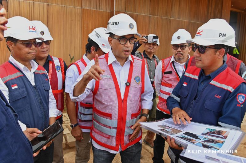 Menhub Budi Karya Sumadi (tengah) saat meninjau progres pembangunan Bandara Nusantara di Ibu Kota Nusantara (IKN), Kalimantan Timur, Minggu (8/9/2023). ANTARA/HO-BKIP Kemenhub
