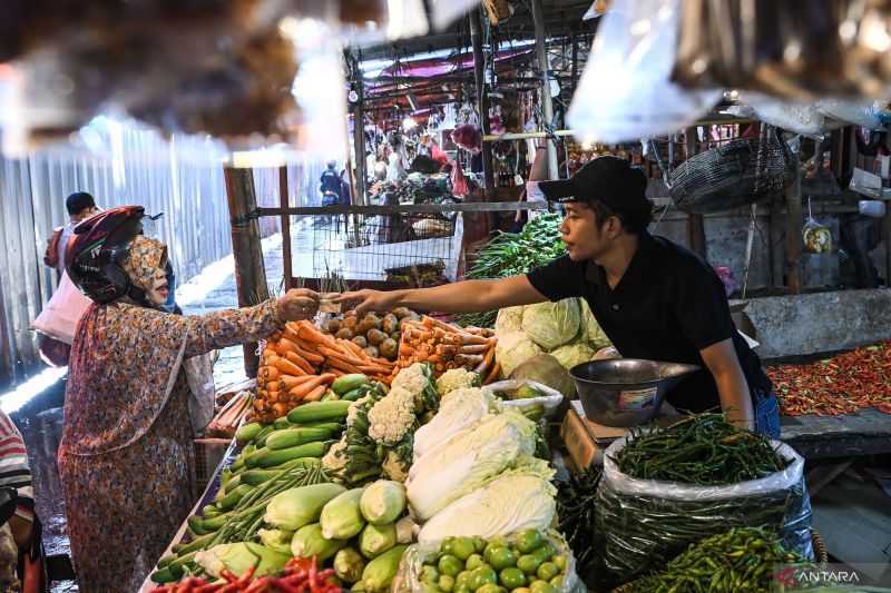 Ilustrasi - Pedagang sayuran melayani pembeli di kawasan Pasar Anyar, Kota Tangerang, Banten, Senin (15/7/2024). ANTARA FOTO/Sulthony Hasanuddin/Spt