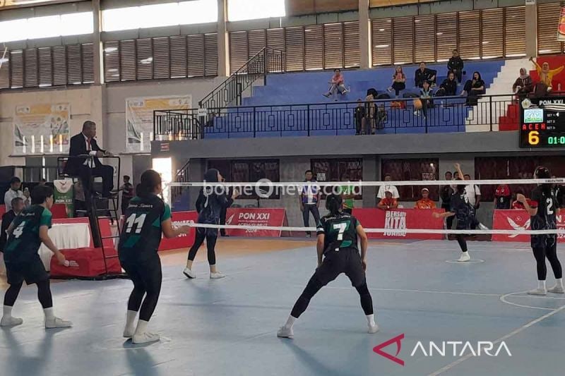 Jawa Timur menghadapi Aceh pada cabang sepak takraw nomor tim beregu event PON XXI Aceh-Sumut di Gedung Idi Sport Center, Idi, Kabupaten Aceh Timur, Senin (9/9/2024). ANTARA/M Haris SA