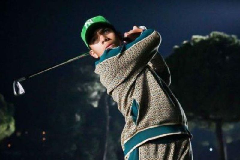 Selebgram Saaih Halilintar bermain golf. (ANTARA/HO-PB PON XXI Sumut)