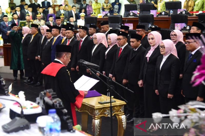 Sejumlah anggota Dewan Perwakilan Rakyat Daerah (DPRD) Provinsi Gorontalo periode 2024-2029 mengikuti pelantikan di Kota Gorontalo, Gorontalo, Senin(09/09/2024). ANTARA/HO-Diskominfotik Provinsi Gorontalo