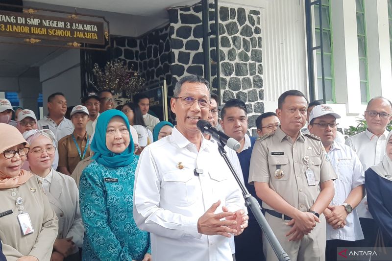 Penjabat Gubernur DKI Jakarta Heru Budi Hartono usai meninjau uji coba program makan bergizi gratis (MBG) bagi peserta didik di SD Manggarai 01 dan SMPN 3 Jakarta, Senin (9/9/2024). ANTARA/Lia Wanadriani Santosa
