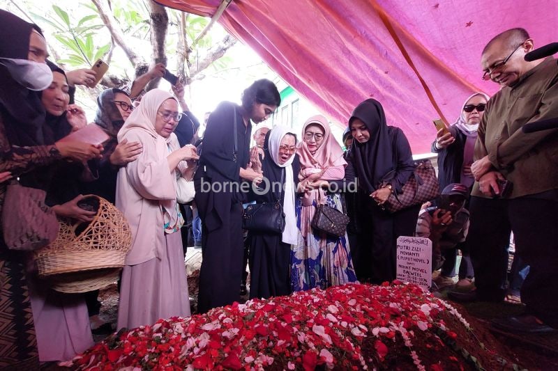 Suasana haru menyelimuti pemakaman aktris dan penyanyi Puput Novel di Tempat Pemakaman Umum Sanjaya, Jakarta Selatan pada Senin (9/9/2024). Puput Novel diketahui mengidap sakit kanker payudara serta komplikasi pada jantung dan paru-paru. (ANTARA/Adimas Raditya)