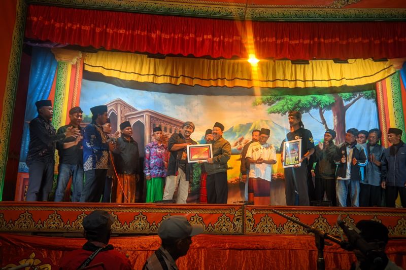 DeKaJe Beri Penghargaan Penanggap Kesenian Rakyat di Jember