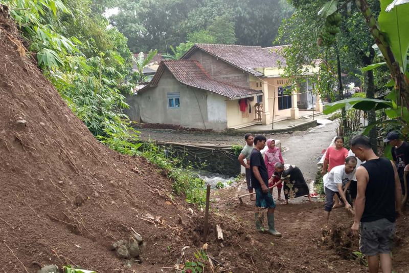 Warga bekerja bakti menyingkirkan material longsoran di Desa Cibangkong, Kecamatan Pekuncen, Kabupaten Banyumas, Jawa Tengah, Senin (9/9/2024). ANTARA/HO-BPBD Kabupaten Banyumas