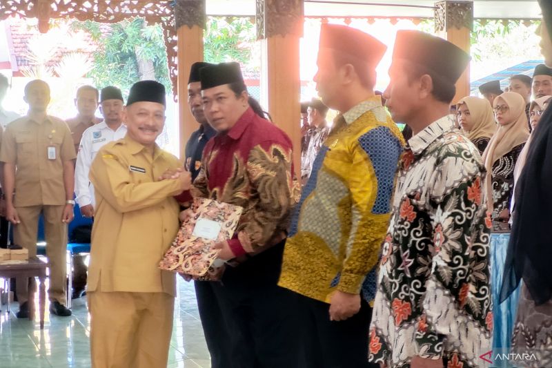 Pemkab Situbondo Serahkan SK Perpanjangan Jabatan Anggota BPD