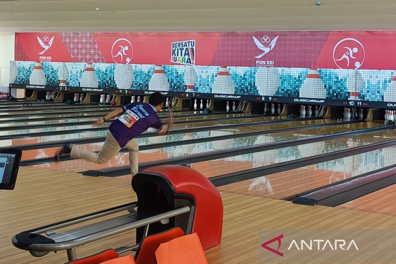 Peboling Jawa Barat Adhiguna Widiantoro melempar bola pada babak semifinal nomor tunggal putra dalam PON XXI Aceh-Sumut 2024 di GOR Bowling Hj Rayati Syafrin, Kabupaten Deli Serdang, Sumatera Utara, Senin (9/9/2024). ANTARA/Donny Aditra