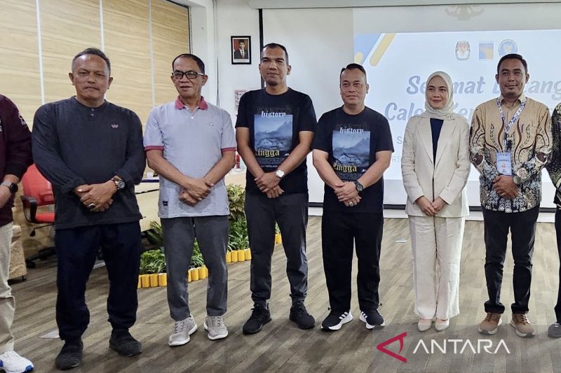 Kedua paslon peserta Pilkada Kabupaten Lingga didampingi oleh Ketua KPU Ardhi Auliya di Batam. (ANTARA/Angie)