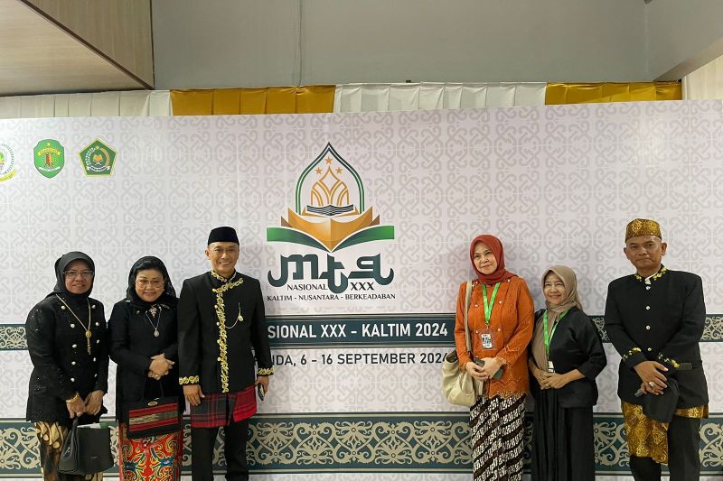 Pj Gubernur Sulsel Zudan Arif (tiga kiri) saat bersama para anggota kafilah Sulsel yang berlaga di MTQ Nasional di Samarinda, Kaltim tahun 2024. ANTARA/HO-Humas Pemprov Sulsel.