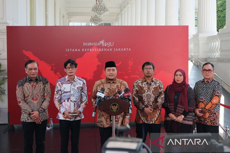 Ketua KPU RI Mochammad Afifuddin (tengah) memberikan keterangan kepada wartawan. ANTARA/Rangga Pandu Asmara Jingga/am.
