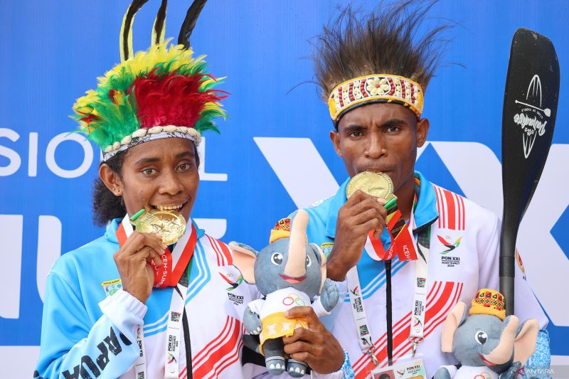 Desi Welmince Robaha (kiri) dan Pinon Robaha (kanan) dua atlet Papua Barat yang sama-sama turun di final Stand Up Paddle 1.000 Meter Technical PON XXI, Senin (9/9/2024). ANTARA/Muhammad Zulfikar.