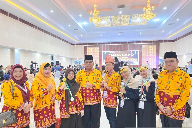 Tim Kontingen Kantor Wilayah Sumatera Selatan membawa pulang satu medali emas dari kompetisi sains madrasah dan madrasah young researces supercamp (Myres) tingkat nasional di Ternate, Maluku Utara 2-7 September 2024. (ANTARA/ HO- Kemenag Sumsel)