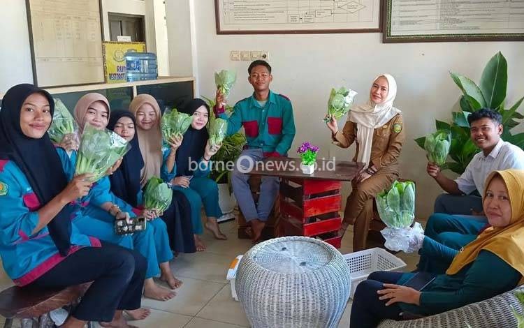 Lurah Kalampangan Beri Siswa SMK 7 Palangka Raya untuk Bekali Diri dengan Keahlian Pertanian