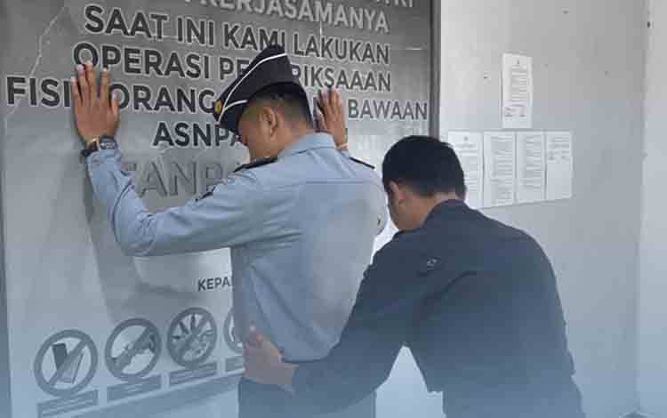 Petugas Pengamanan Pintu Utama Rutan Kapuas Geledah Badan dan Barang Pegawai