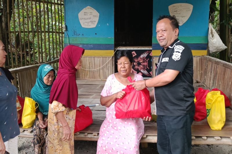 Personil Kepolisian Resor (Polres) Kabupaten Lebak Banten saat menyalurkan bantuan sosial bagi masyarakat usia lanjut untuk memenuhi ketersediaan pangan keluarga. ANTARA/HO-Polres Lebak.