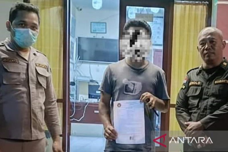 Penanggungjawab Satpel Pelabuhan Laut Tahuna Renold Rahajaan bersama tim saat menggagalkan pengiriman ayam ilegal, di Pelabuhan Laut Tahuna, Sangihe, Sulut, Senin (9/9/2024). ANTARA/HO-Karantina.