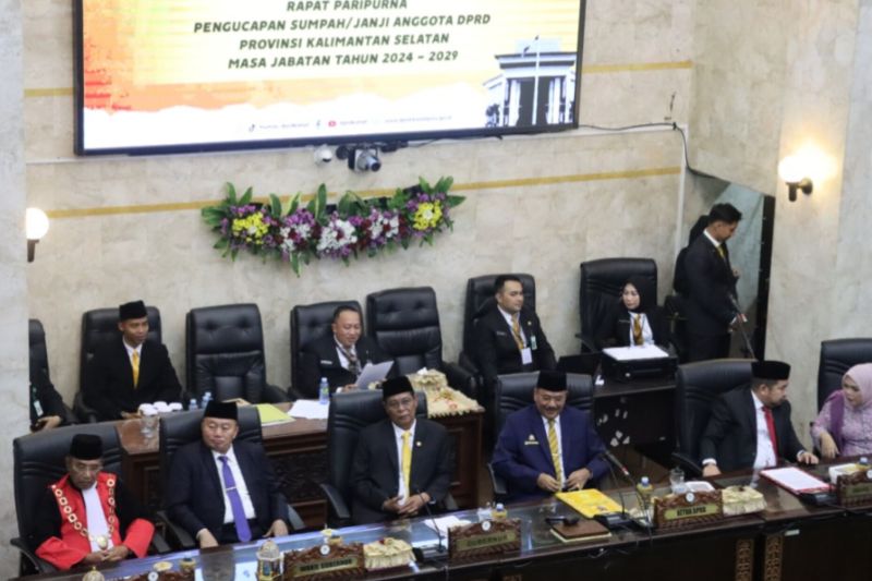 Gubernur Kalimantan Selatan Sahbirin Noor (ketiga kiri depan), Wakil Gubernur Kalsel Muhidin (kedua kiri depan), Ketua sementara DPRD Kalsel Supian HK (ketiga kanan depan) saat Rapat Paripurna Pengucapan Sumpah/Janji Anggota DPRD Provinsi Kalsel 2024-2029 di Banjarmasin, Senin (9/9/2024). (ANTARA/HO-Pemprov Kalsel)